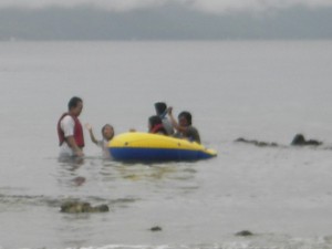 The rubber boat comes in.  Girl in the water is Mai-mai, Dia in the boat and Jo standing by on the left.  
